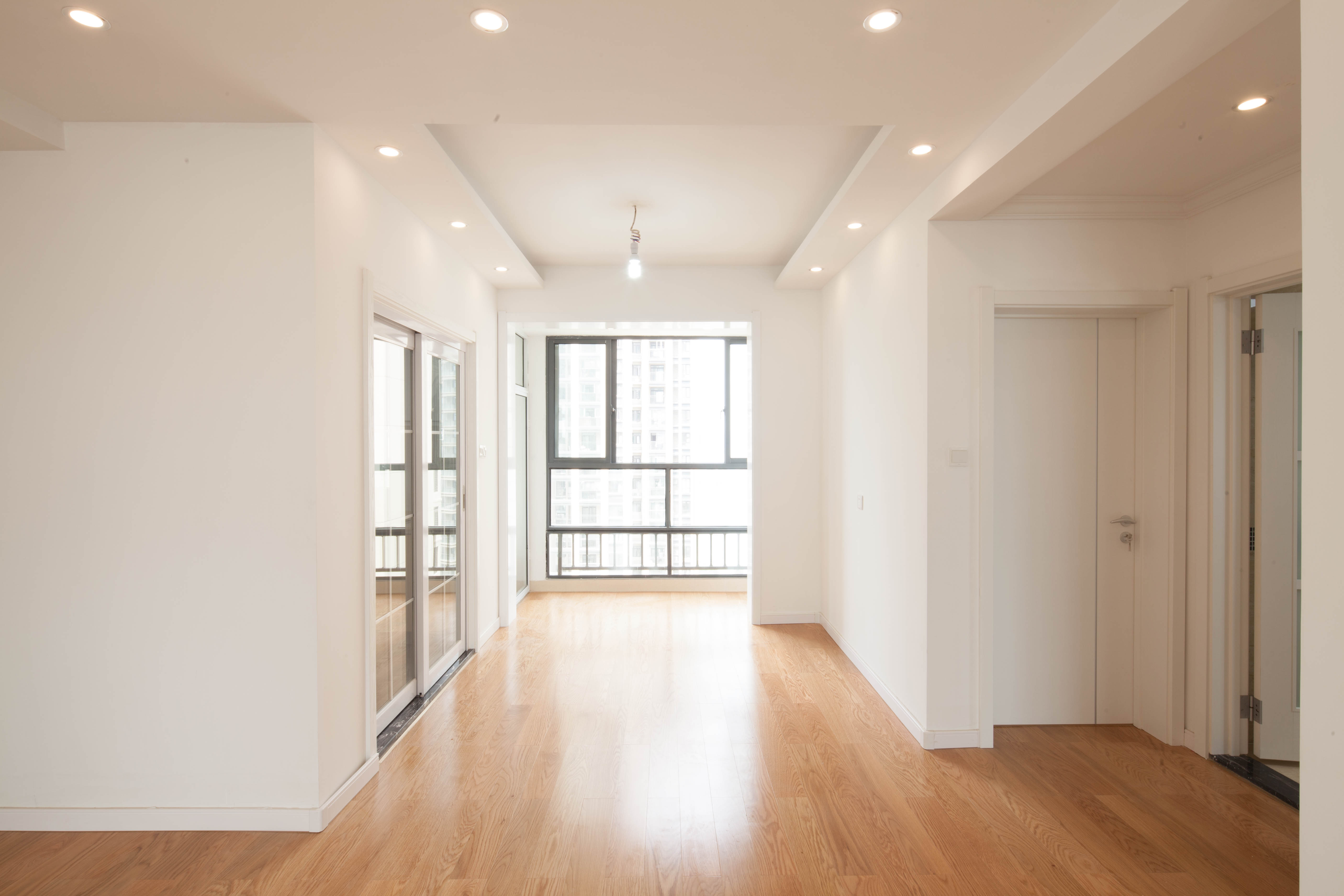 地板散落烟头微波炉沾满黄色黏液…外卖骑手